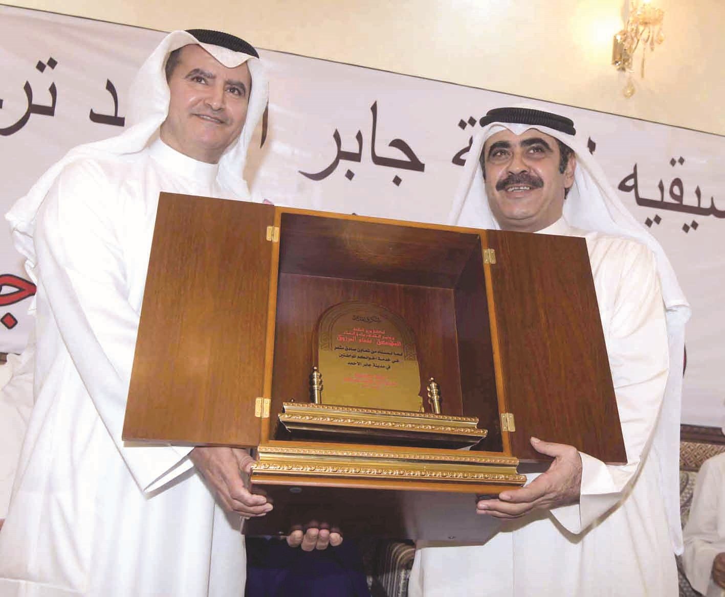 هدية تذكارية للوزير المرزوق