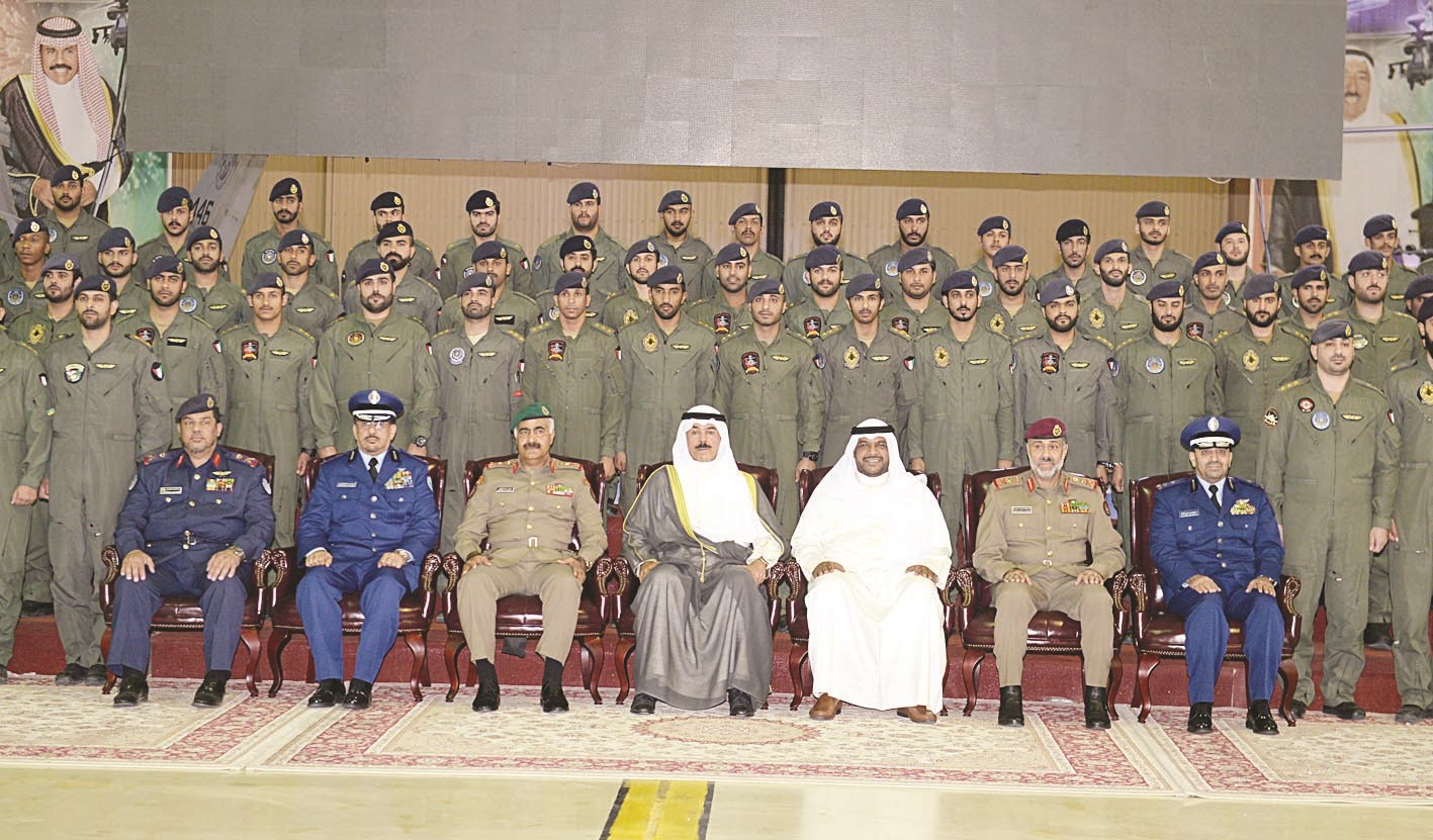 u0627u0644u062eu0627u0644u062f u0648u0642u064au0627u062fu0627u062a u00abu0627u0644u062fu0641u0627u0639u00bb u0641u064a u0635u0648u0631u0629 u062cu0645u0627u0639u064au0629 u0645u0639 u0627u0644u0637u064au0627u0631u064au0646 u0627u0644u062eu0631u064au062cu064au0646  (u062au0635u0648u064au0631 u0632u0643u0631u064au0627 u0639u0637u064au0629)