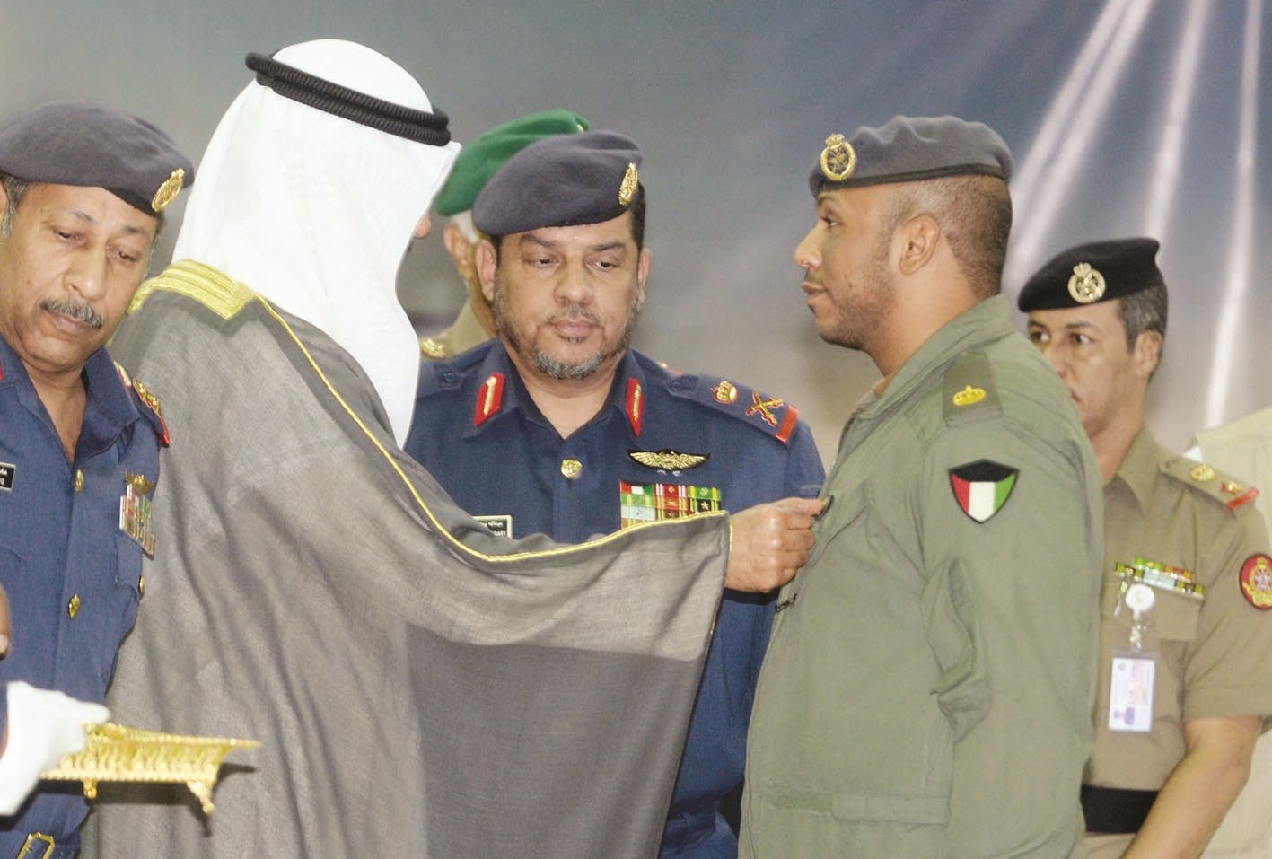 تكريم أحد الخريجين