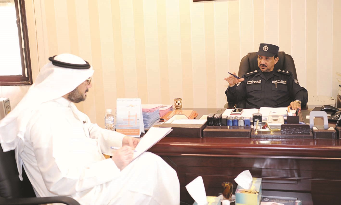 الصعفاك متحدثاً للزميل ناصر الفرحان  (تصوير طارق عزالدين)