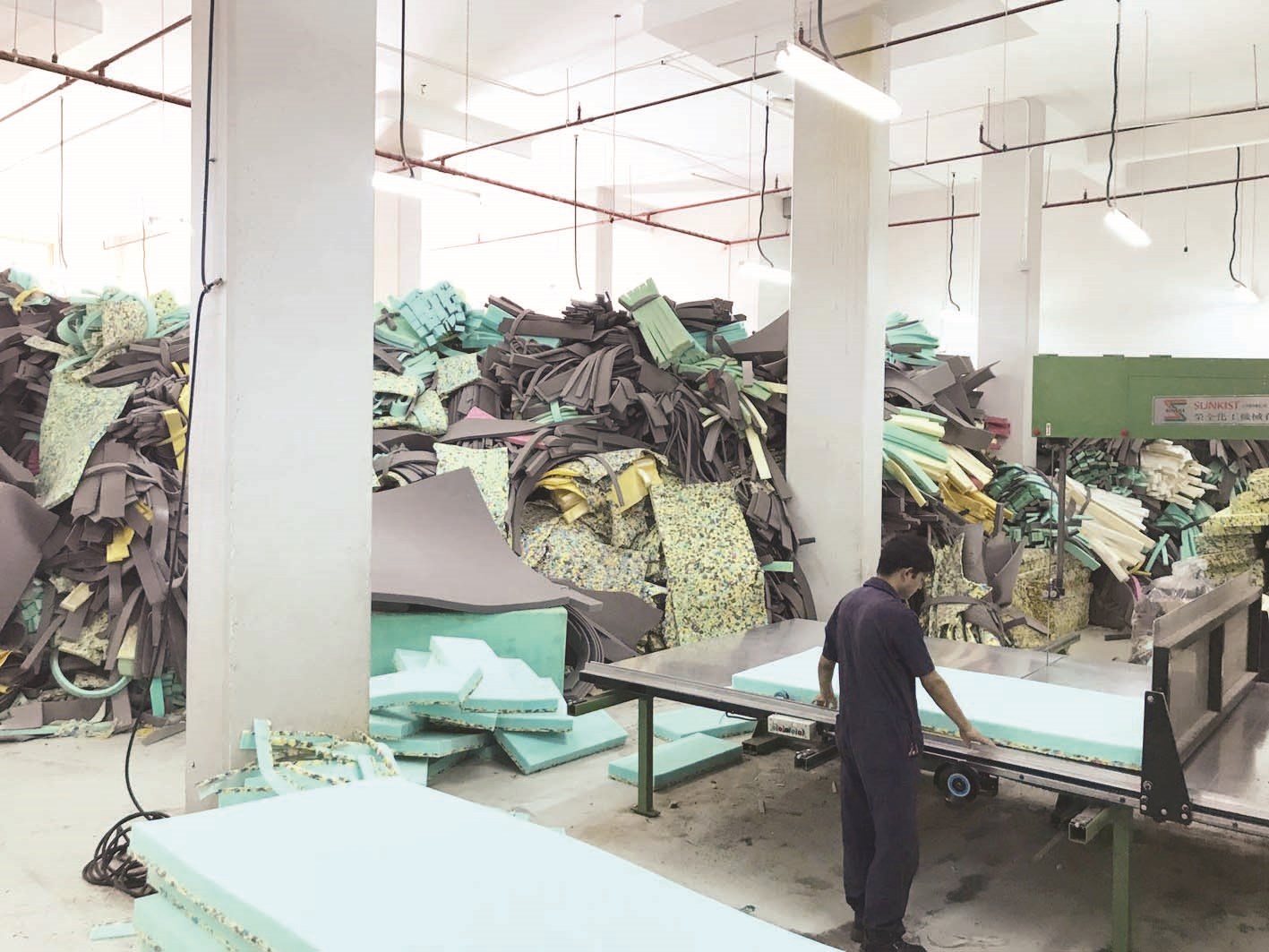 مصنع إسفنج في سرداب بالجهراء