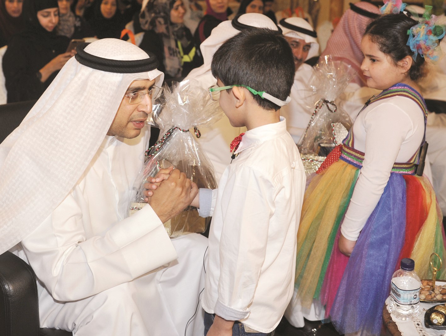 لمسة حانية من الأثري لأحد الأطفال