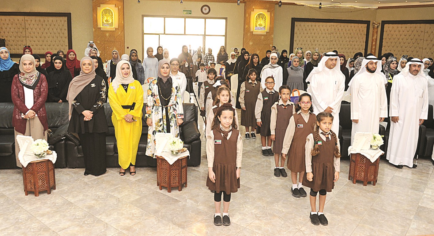 u0648u0643u064au0644 u0648u0632u0627u0631u0629 u0627u0644u062au0631u0628u064au0629 u064au062au0642u062fu0645 u0627u0644u062du0636u0648u0631 u0641u064a u0628u062fu0621 u0627u0644u0627u062du062au0641u0627u0644u064au0629  (u062au0635u0648u064au0631 u0633u0639u062f u0647u0646u062fu0627u0648u064a)