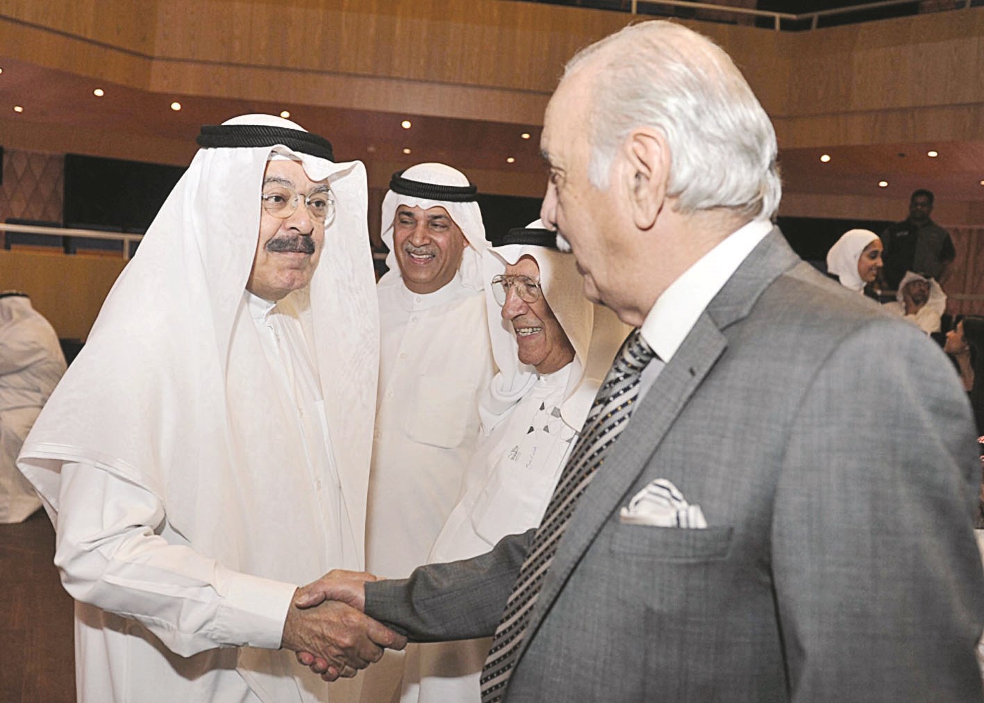 سلام بين السنعوسي والجاسم تحت أنظار اليوحة