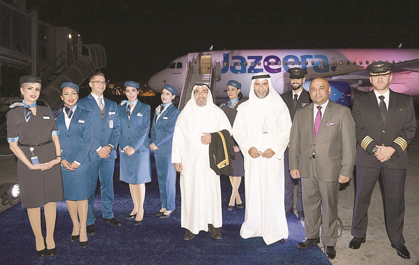 بودي والفوزان مع طاقم الطائرة