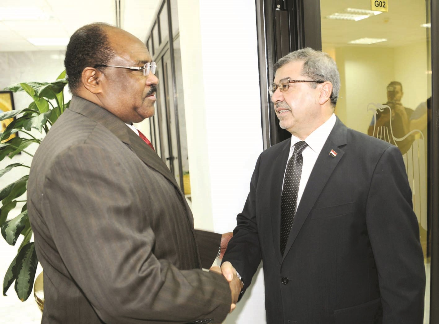 السفير العراقي متلقياً تعازي نظيره السوداني