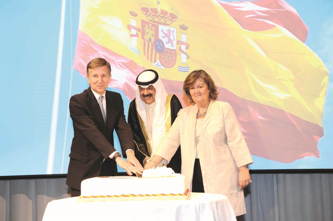 u0627u0644u062cu0627u0631u0627u0644u0644u0647 u064au0634u0627u0631u0643 u0627u0644u0633u0641u064au0631 u0627u0644u0625u0633u0628u0627u0646u064a u0648u0639u0642u064au0644u062au0647 u0642u0637u0639 u0642u0627u0644u0628 u0627u0644u062du0644u0648u0649 (u062au0635u0648u064au0631 u0637u0627u0631u0642 u0639u0632u0627u0644u062fu064au0646)