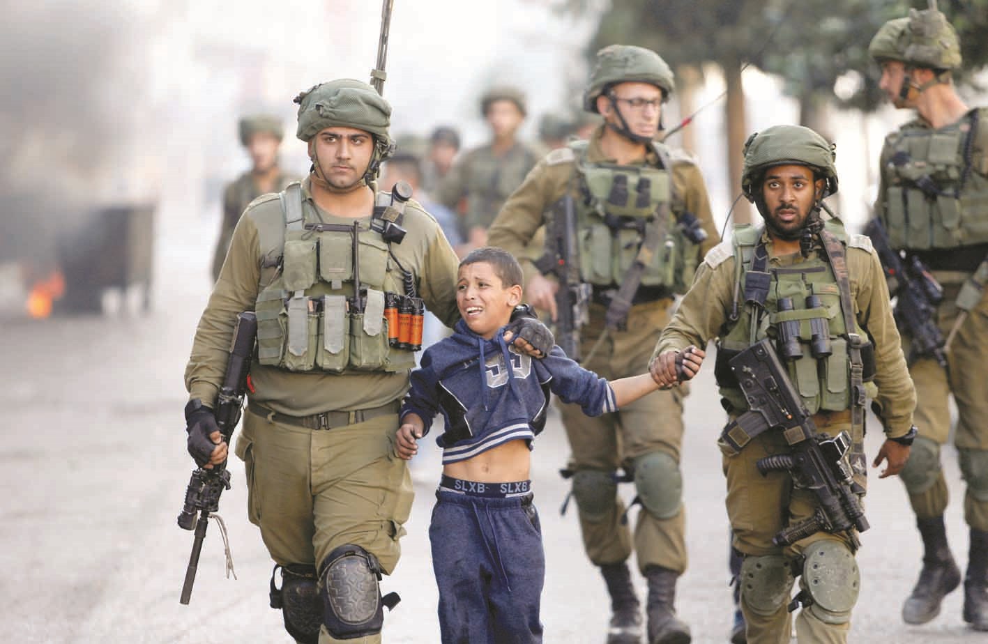 u062cu0646u0648u062f u0625u0633u0631u0627u0626u064au0644u064au0648u0646 u064au0639u062au0642u0644u0648u0646 u0637u0641u0644u0627u064b u0641u0644u0633u0637u064au0646u064au0627u064b u062eu0644u0627u0644 u0627u0634u062au0628u0627u0643u0627u062a u0641u064a u0645u062fu064au0646u0629 u0627u0644u062eu0644u064au0644  (u0631u0648u064au062au0631u0632)