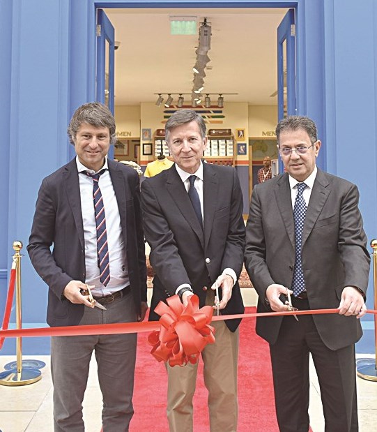 قص شريط الافتتاح