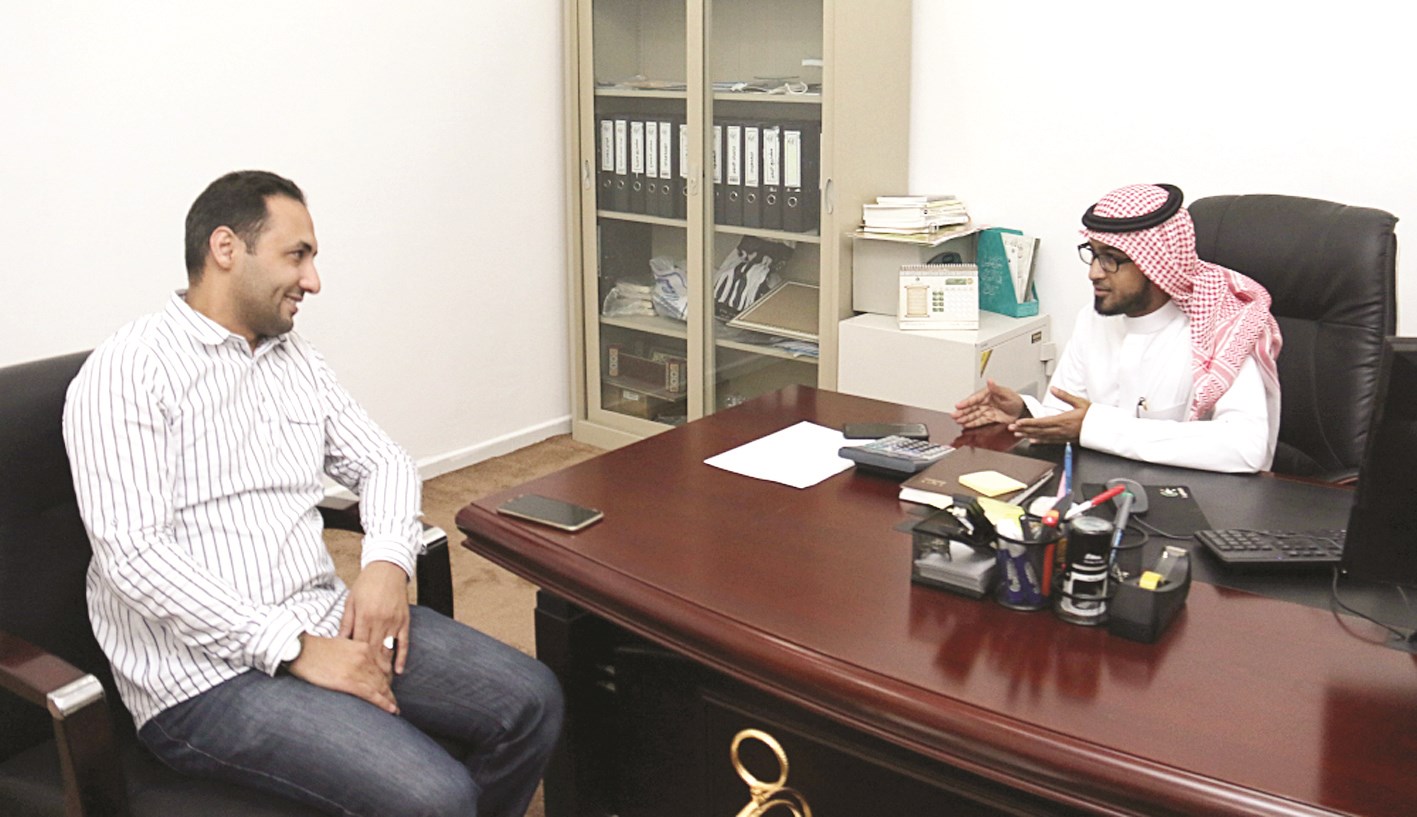 الأراكاني مُتحدثاً للزميل أحمد زكريا  (تصوير بسام زيدان)