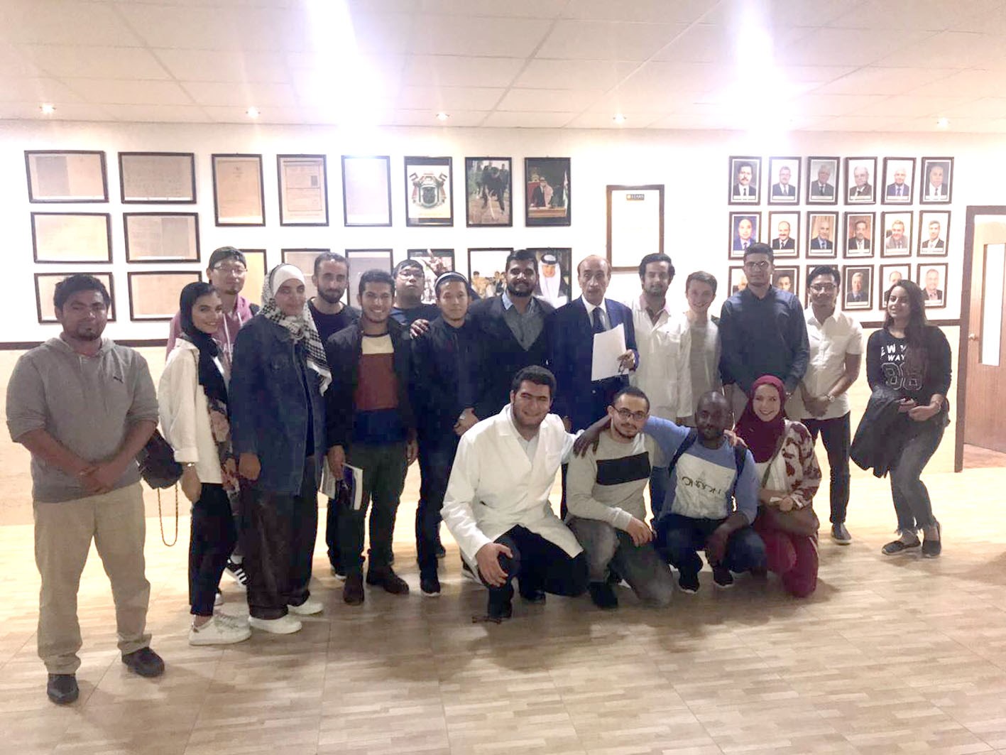 u0627u0644u0639u0628u062fu0644u064a u0645u062au0648u0633u0637u0627u064b u0632u0645u0644u0627u0621u0647 u0641u064a u0627u0644u0627u062au062du0627u062f