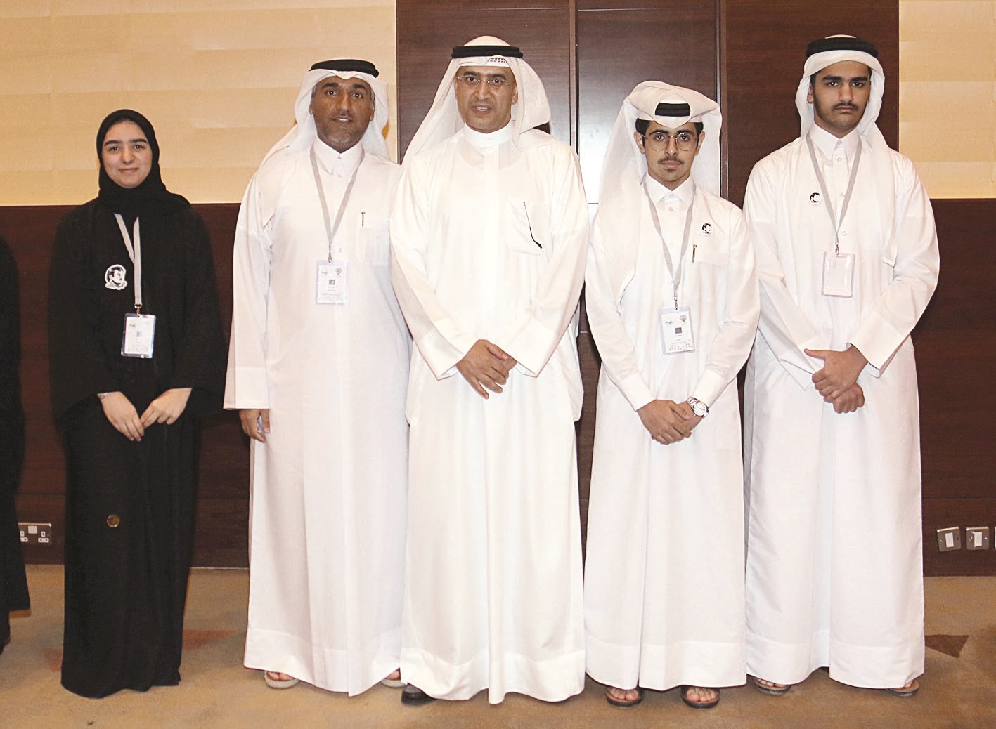 ... ومتوسطاً أعضاء الوفد القطري