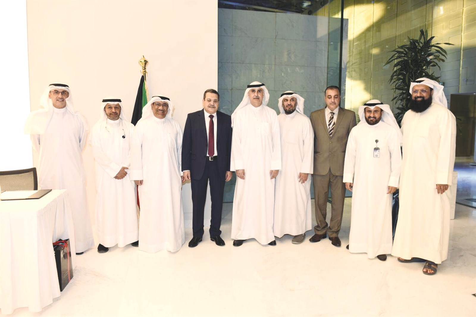 نزار العدساني وبورسلي ووفد «سوميد» خلال توقيع العقد