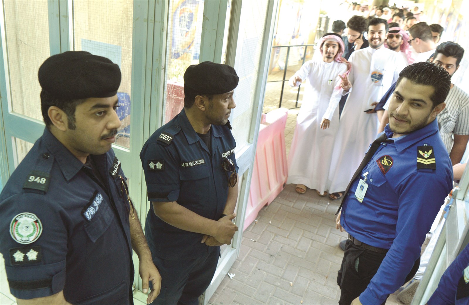 رجال الأمن يشرفون على تنظيم دخول الطلبة