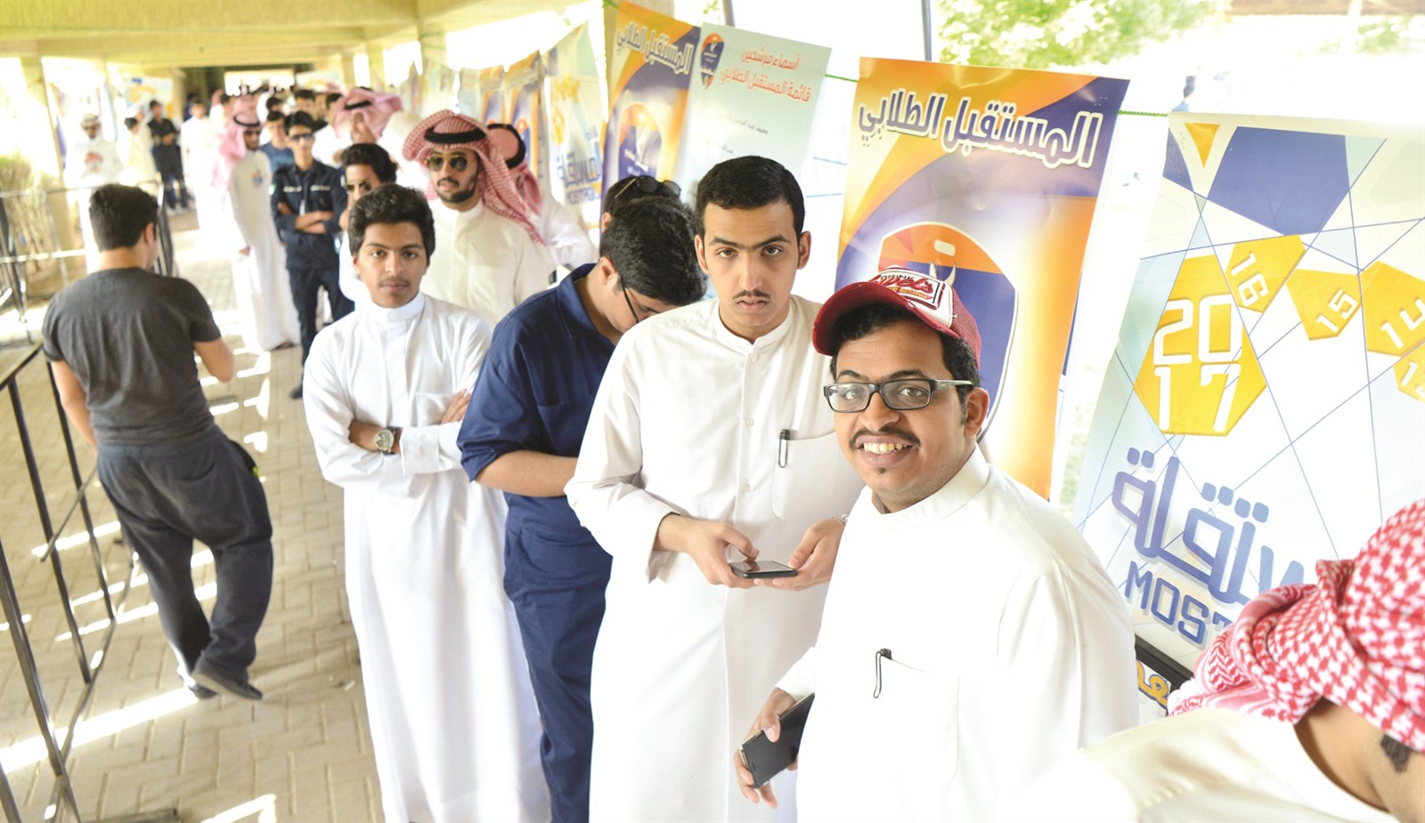 طابور طلابي أمام لجنة اقتراع