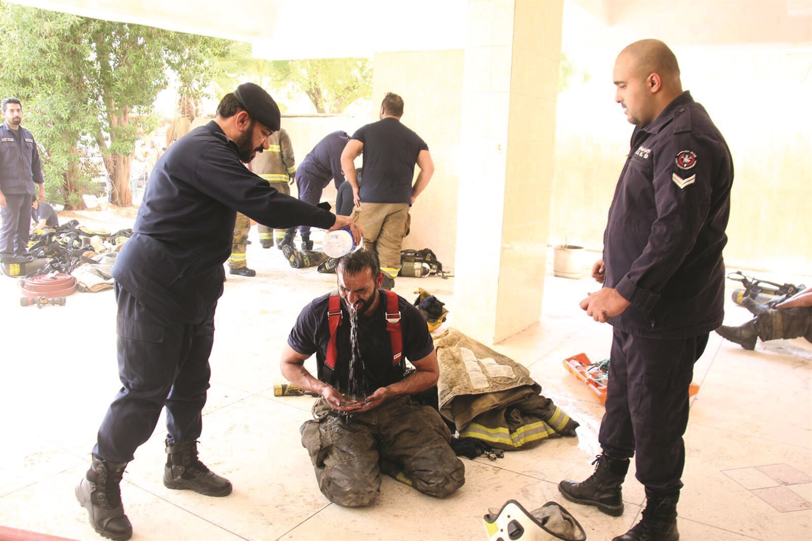 إطفائي يبرد على زميله