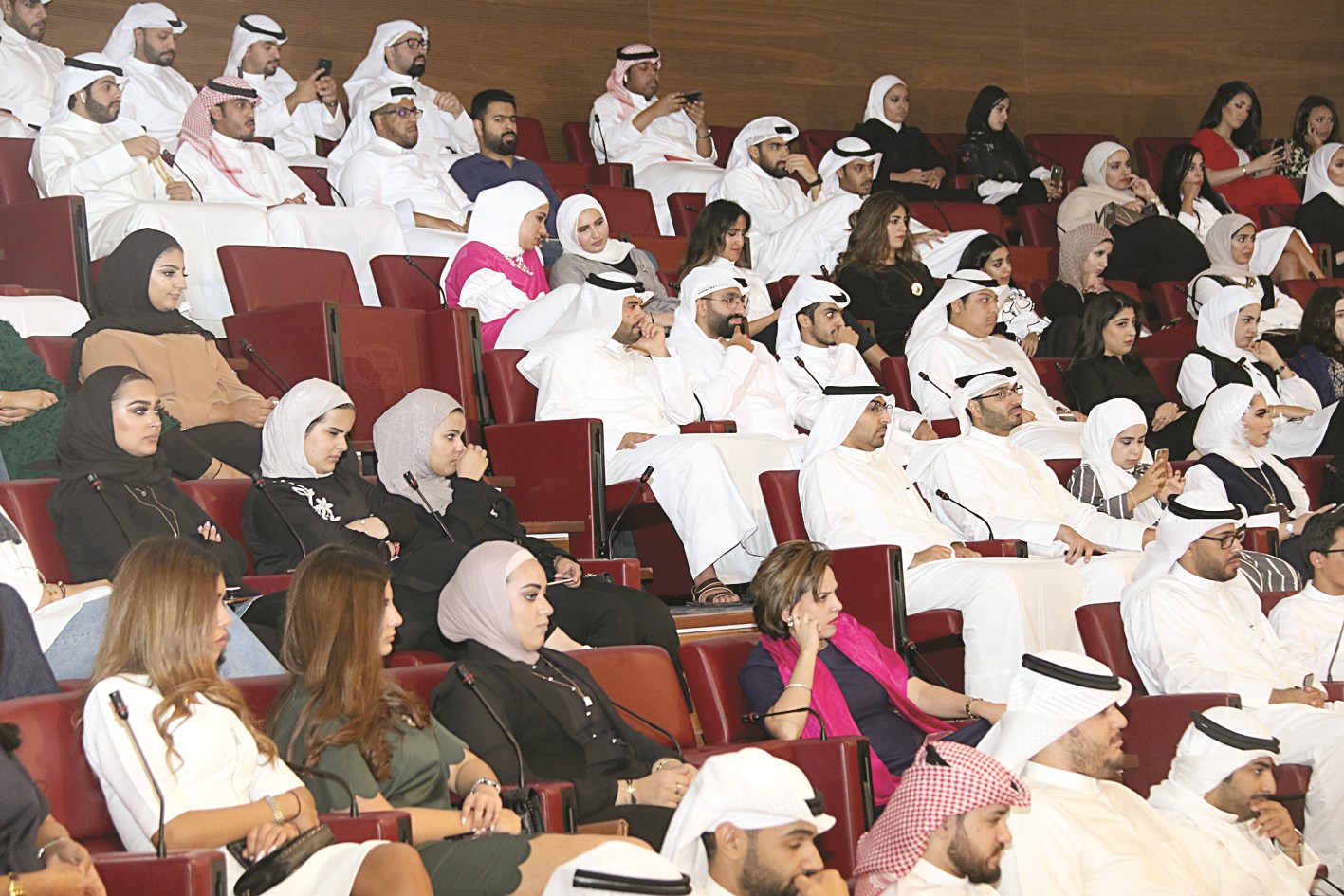 متابعة من الحضور (تصوير أسعد عبدالله)