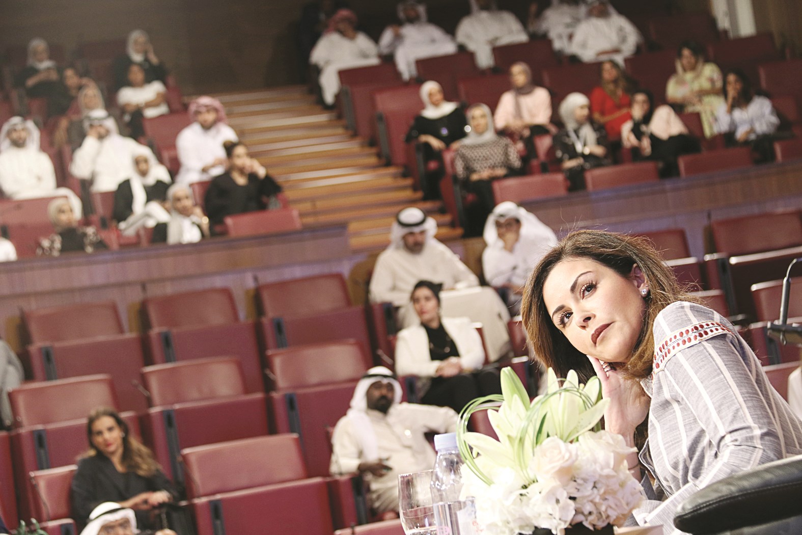 الزين الصباح تتابع كلمة الغانم عبر الشاشة