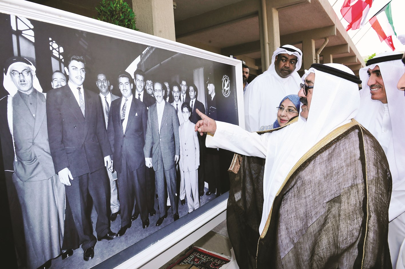 ... وشارحاً إحدى الصور المشاركة في المعرض