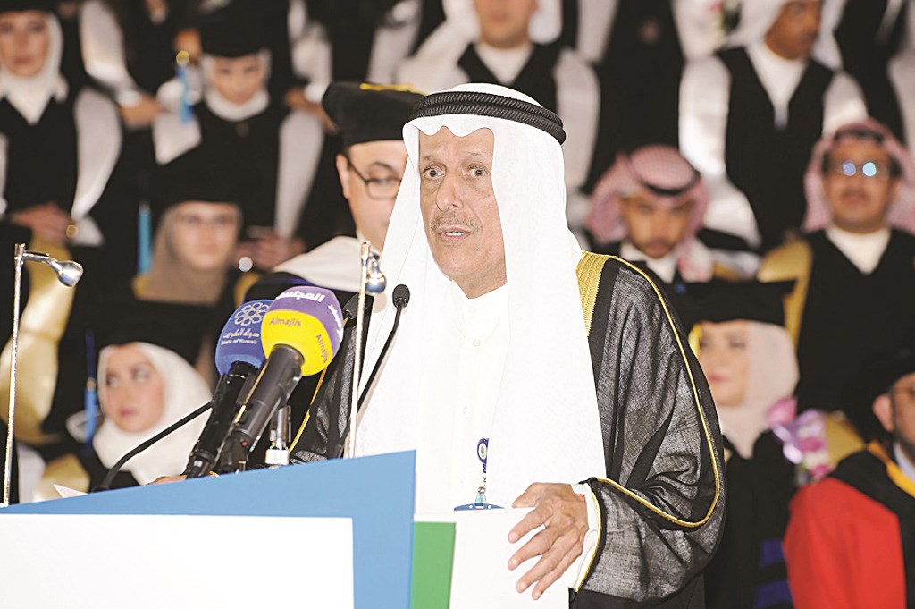 سالم الطحيح متحدثاً للخريجين