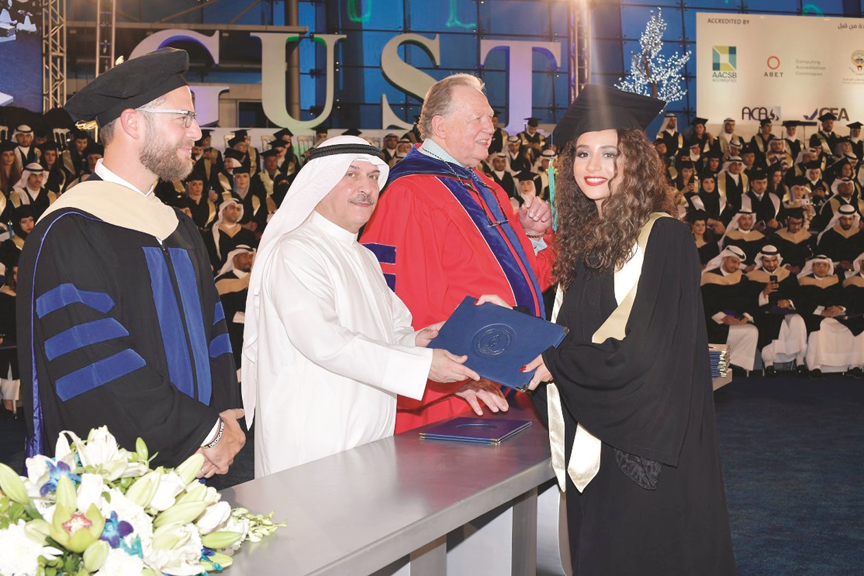 تسليم خريجة شهادتها