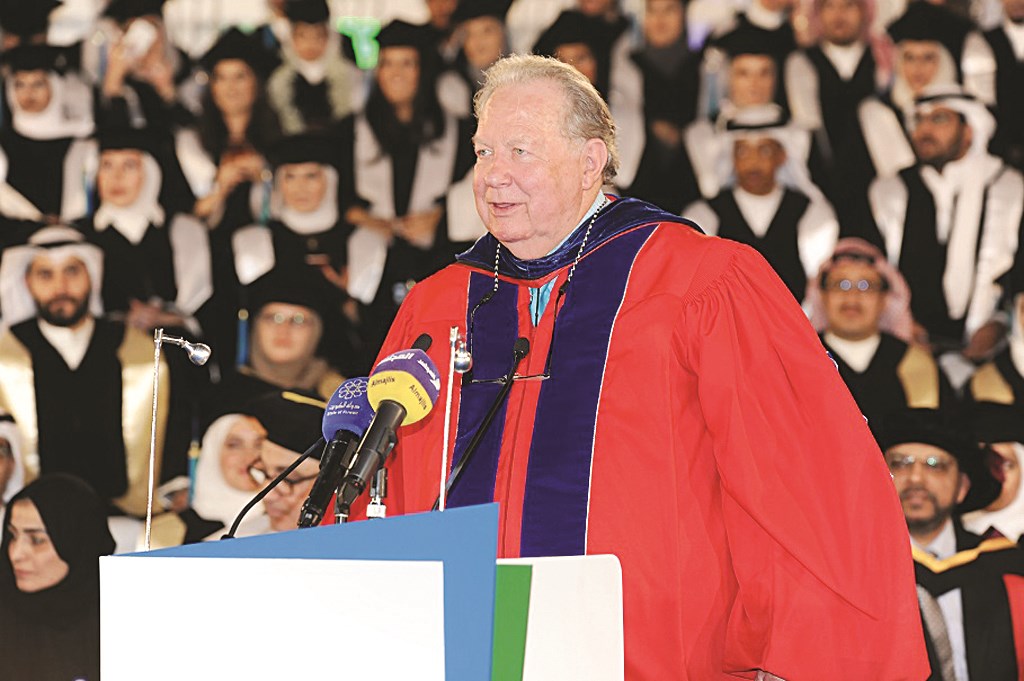 دونالد بيتس ملقياً كلمته