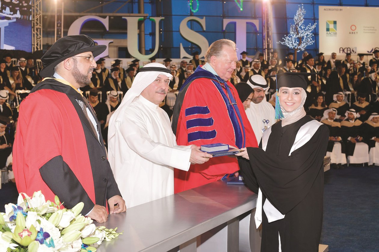 خريجة تتسلم شهادتها