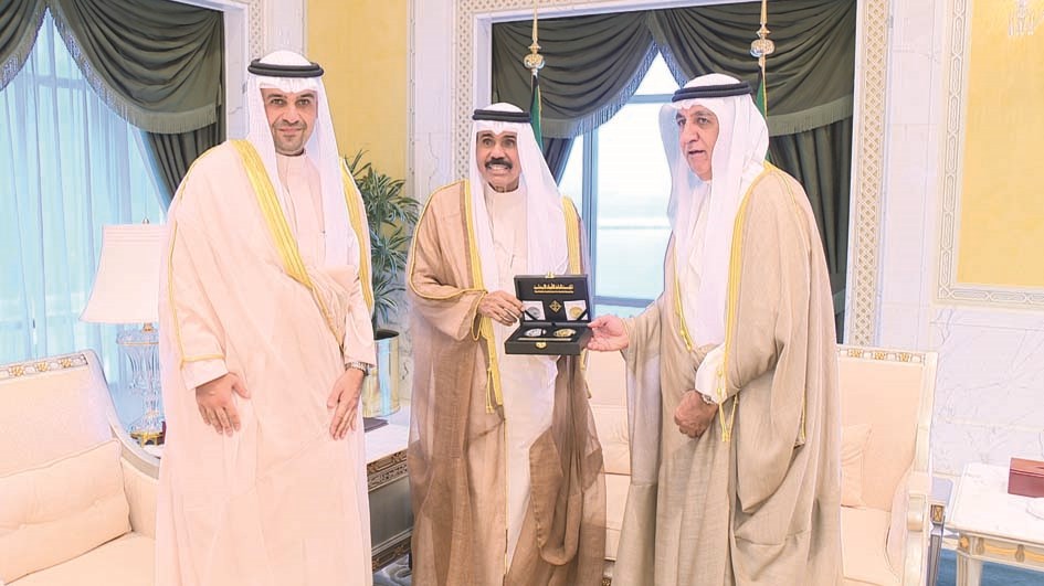 سمو ولي العهد متسلماً من الصالح والحميضي الإصدار التذكاري