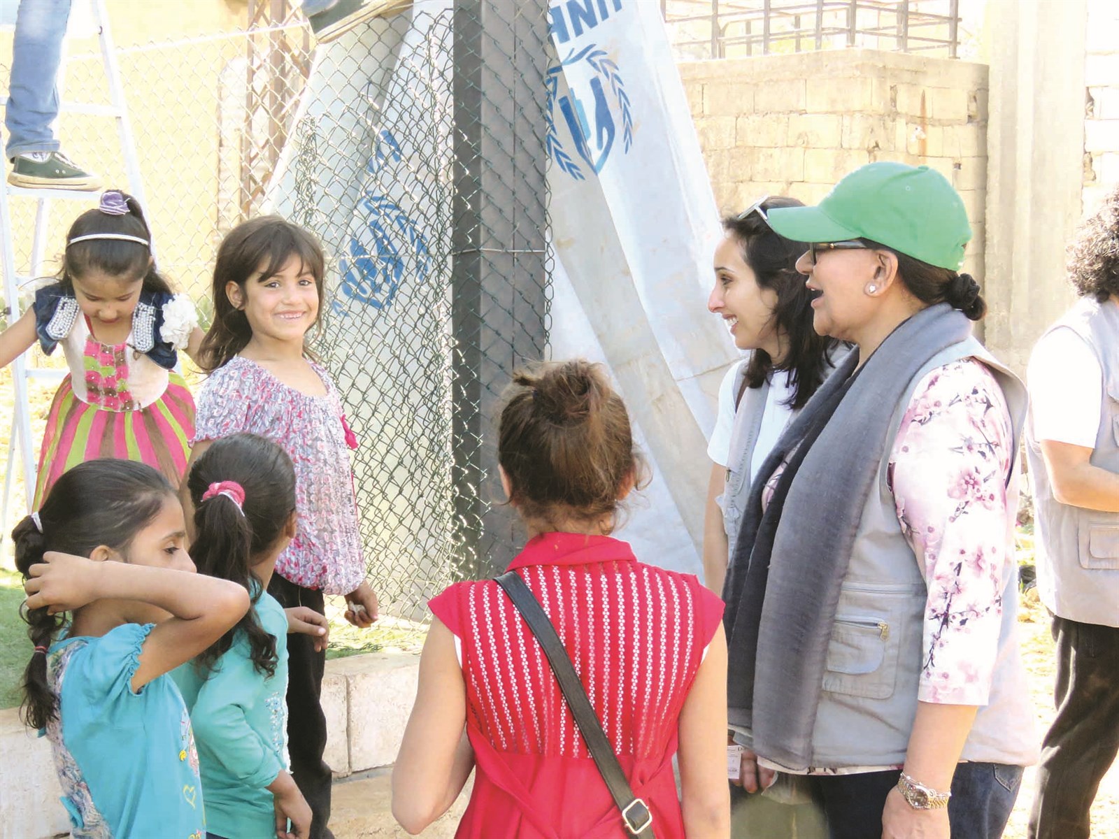 «أم طلال» تعيش البهجة مع الأطفال