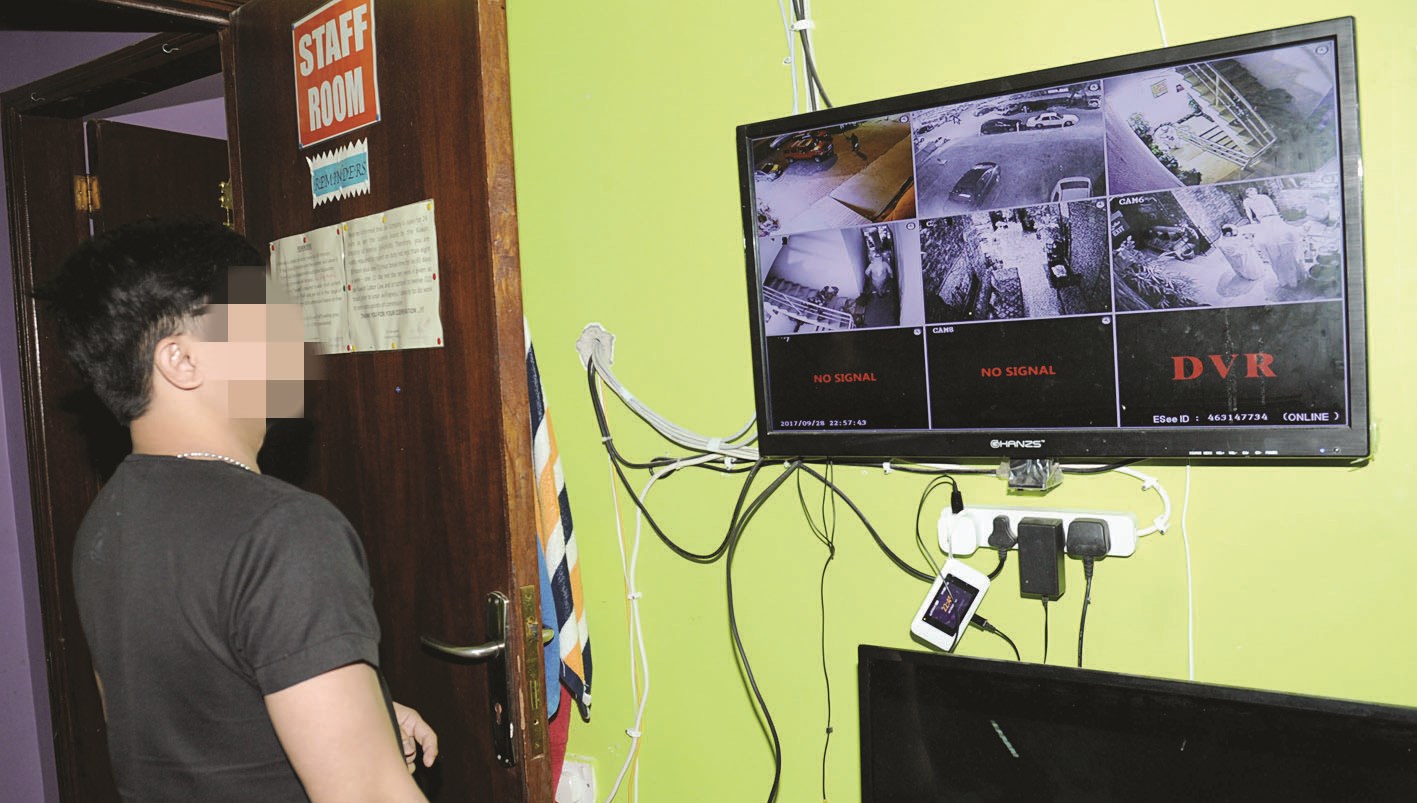 مدلك ناعم يراقب الشارع