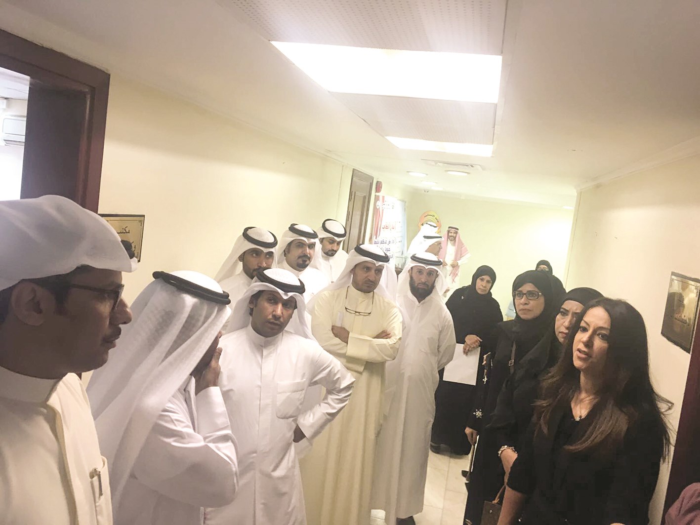 المعتصمون والمعتصمات أمام مكتب الأثري