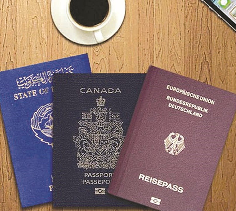 الجواز الكويتي المزيّف إلى جانب الجوازين الكندي والهولندي