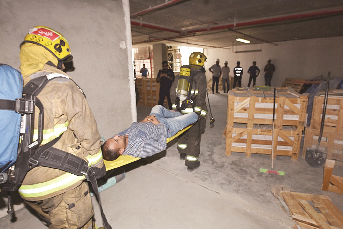 إخلاء أحد المصابين