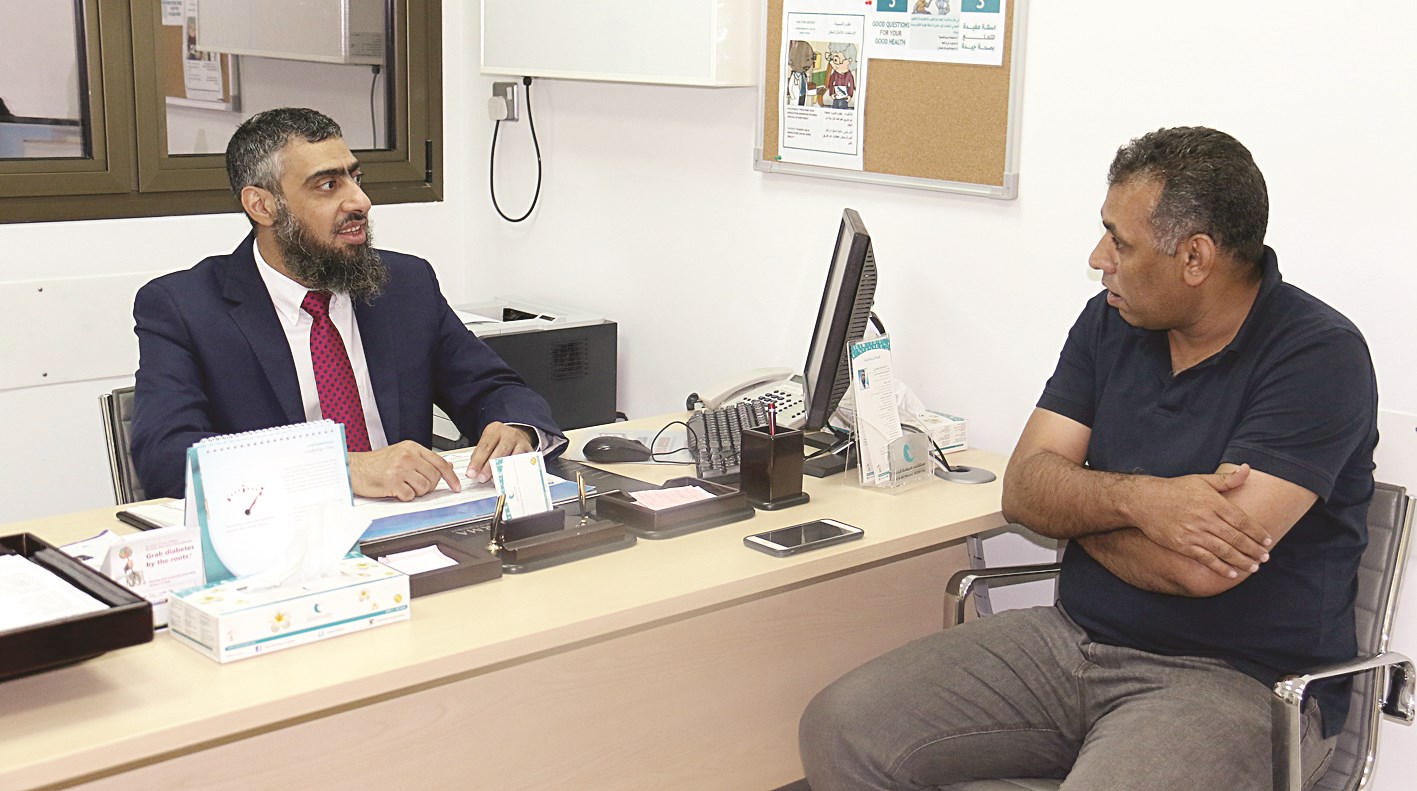 الخالدي متحدثاً للزميل عمر العلاس (تصوير سعد هنداوي)