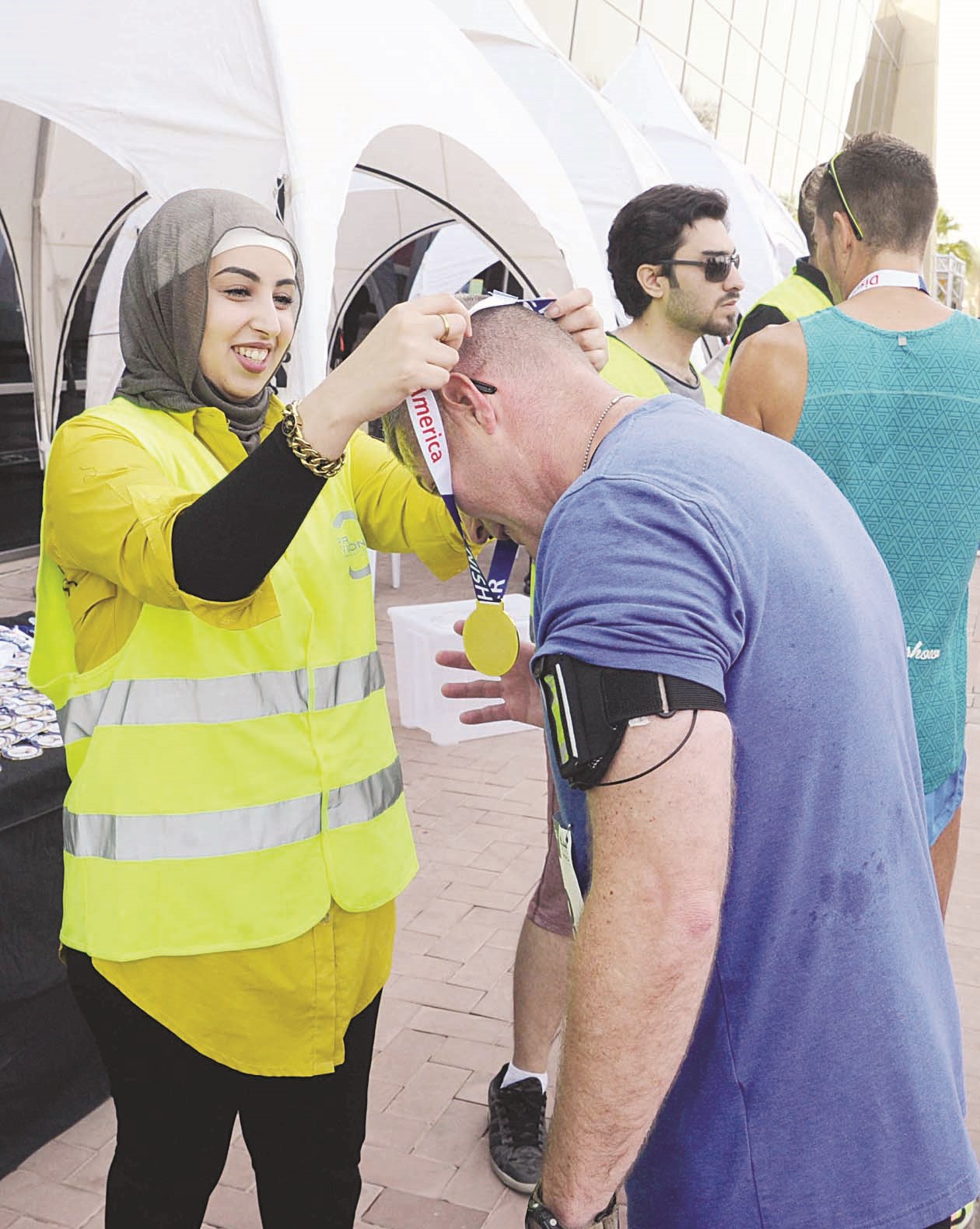 تكريم أحد الفائزين