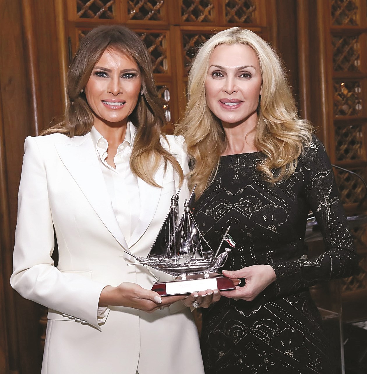 ريما الصباح تسلم ميلانيا ترامب جائزة المؤسسة الكويتية - الأميركية الإنسانية