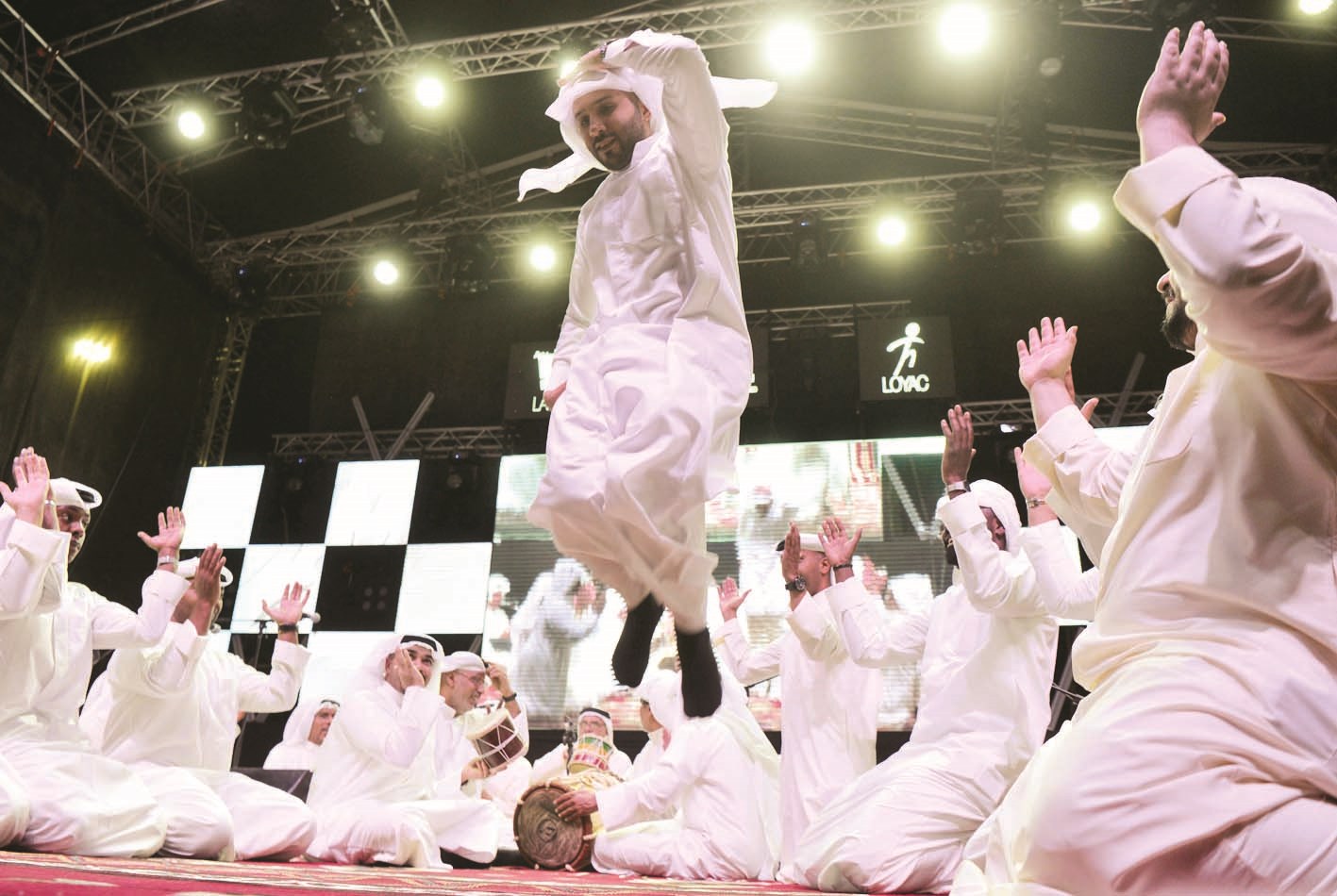 فرقة «الماص»... ورقص شبابي (تصوير نايف العقلة)