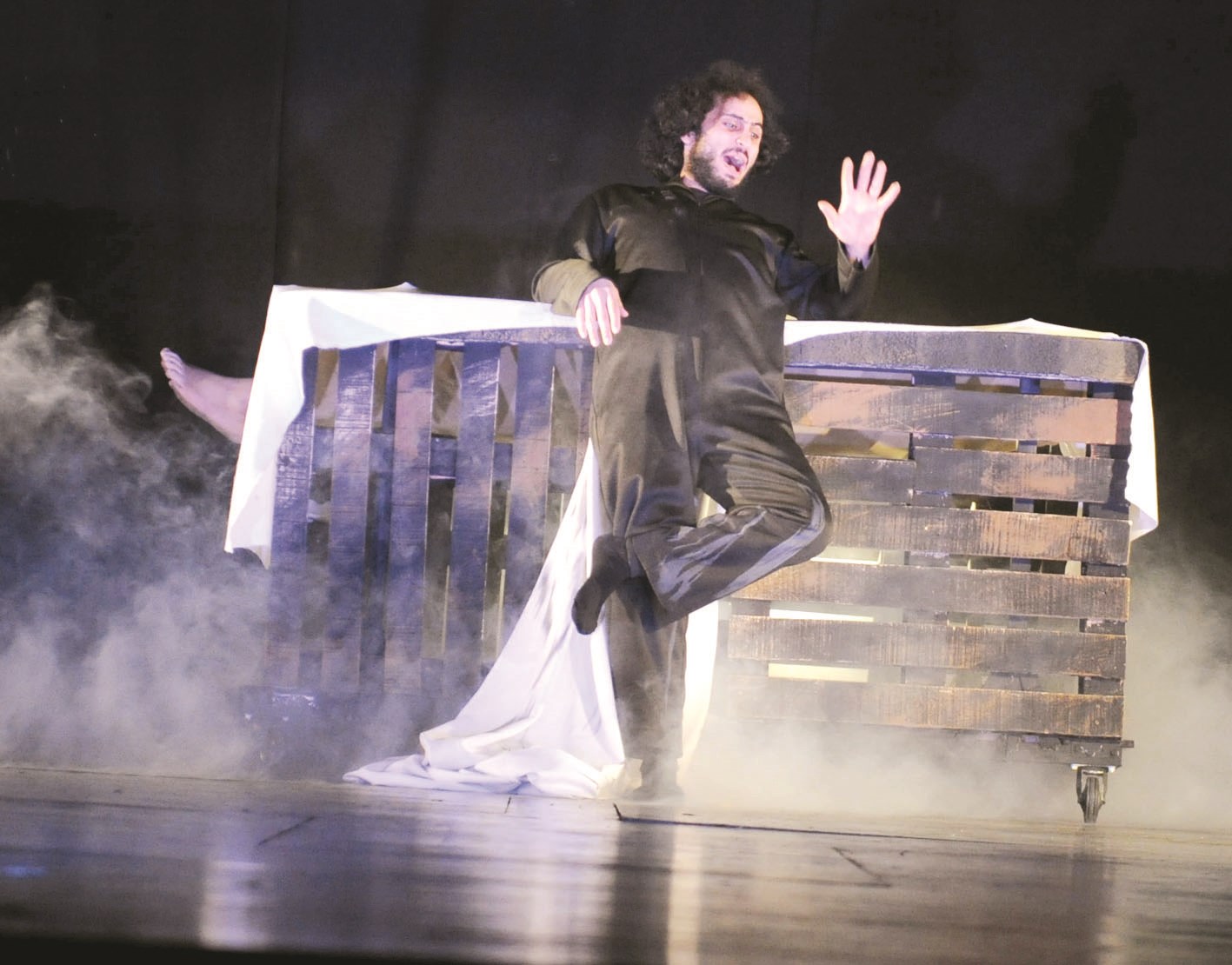 ... ومن مسرحية «ثنائي القطب» (تصوير كرم ذياب)