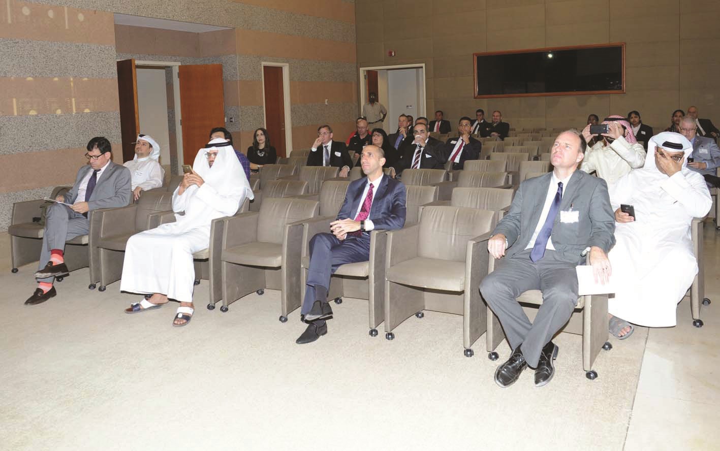 u0627u0644u0645u0634u0627u0631u0643u0648u0646 u0641u064a u0627u0644u062du0644u0642u0629 u0627u0644u0646u0642u0627u0634u064au0629 (u062au0635u0648u064au0631 u0643u0631u0645 u0630u064au0627u0628)