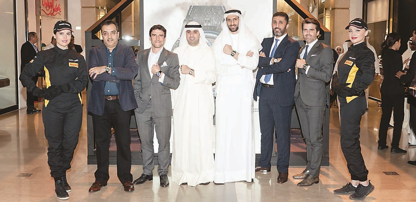 الساعات تزيّن المعاصم