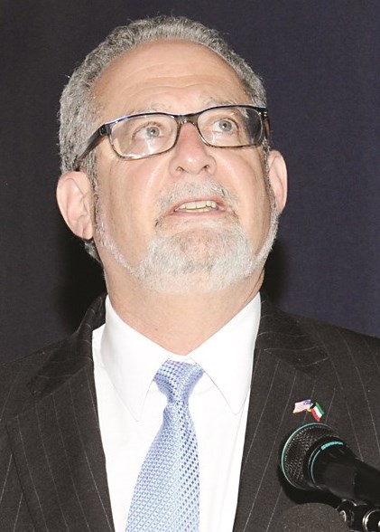 لورانس سيلفرمان يلقي كلمته