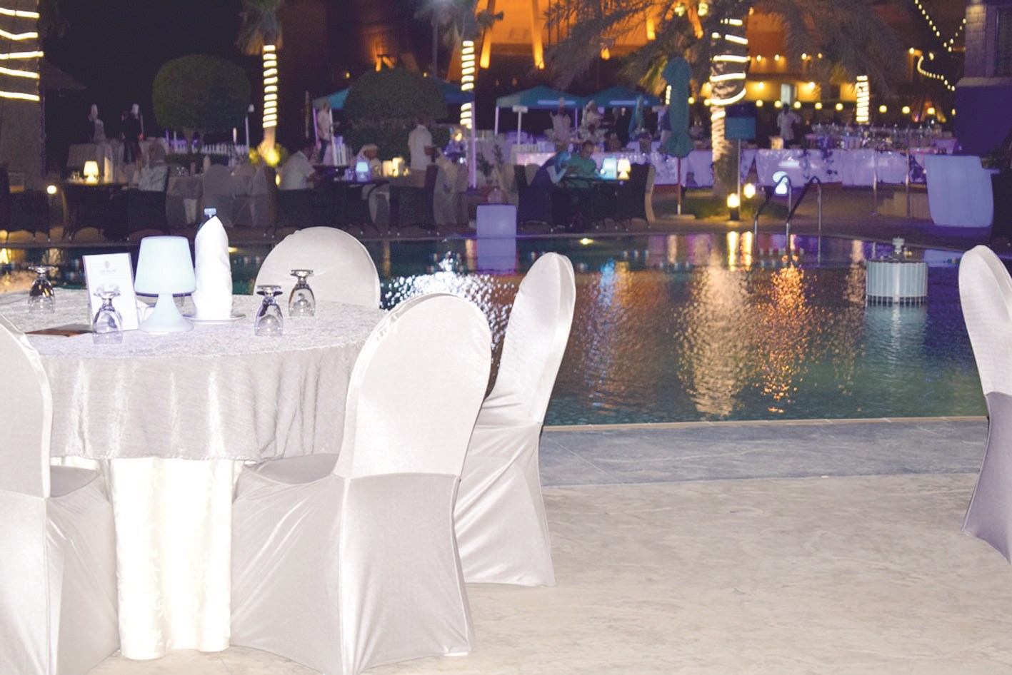 جانب من «الباربكيو» قرب حوض السباحة