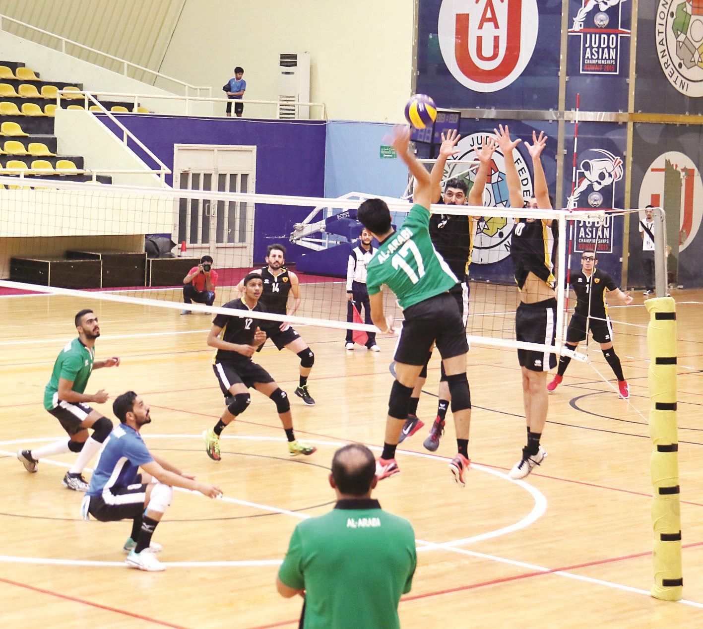 u0639u0628u062fu0627u0644u0631u062du0645u0646 u0627u0644u0639u062au064au0628u064a u0644u0627u0639u0628 u0627u0644u0639u0631u0628u064a u064au0636u0631u0628 u0628u0642u0648u0629 u062eu0644u0627u0644 u0627u0644u0645u0628u0627u0631u0627u0629 u0623u0645u0627u0645 u0627u0644u0642u0627u062fu0633u064au0629    (u062au0635u0648u064au0631 u0628u0633u0627u0645 u0632u064au062fu0627u0646)