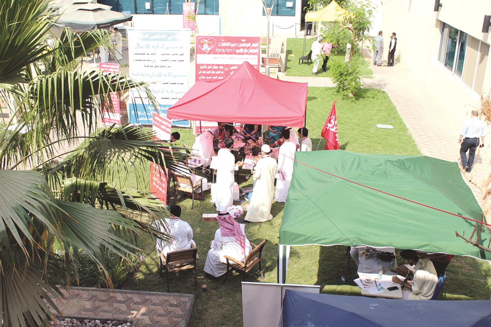الخيم الانتخابية في حدائق الجامعة