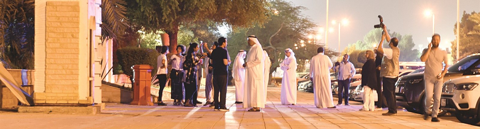 جانب من التجمع أمام بوابة الحديقة