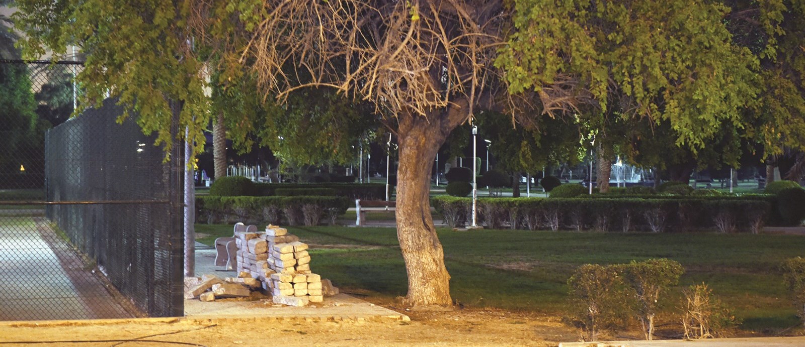 أحجار للأعمال الإنشائية داخل الحديقة