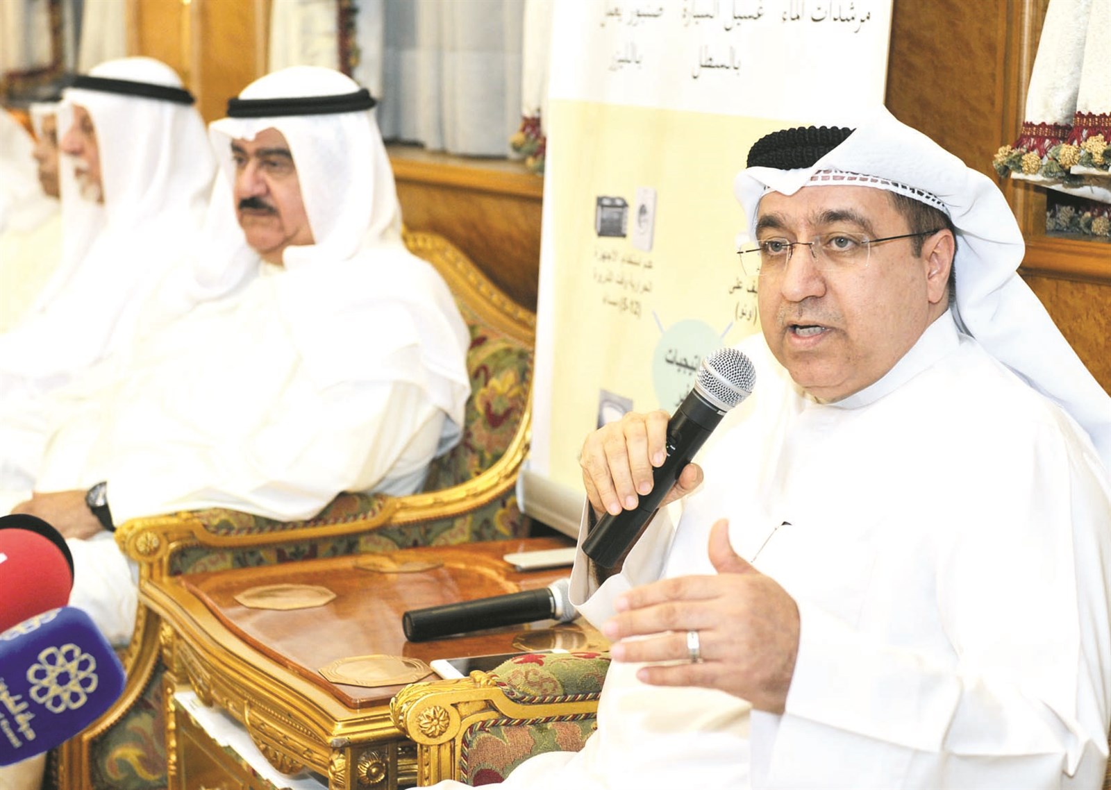 u0628u0648u0634u0647u0631u064a u0645u062au062du062fu062bu0627u064b u0648u0628u062cu0627u0646u0628u0647 u0627u0644u0645u0647u0646u0627 (u062au0635u0648u064au0631 u0633u0639u062f u0647u0646u062fu0627u0648u064a)