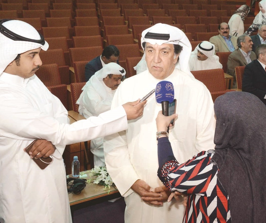 الحميضي متحدثاً للصحافيين   (تصوير زكريا عطية)