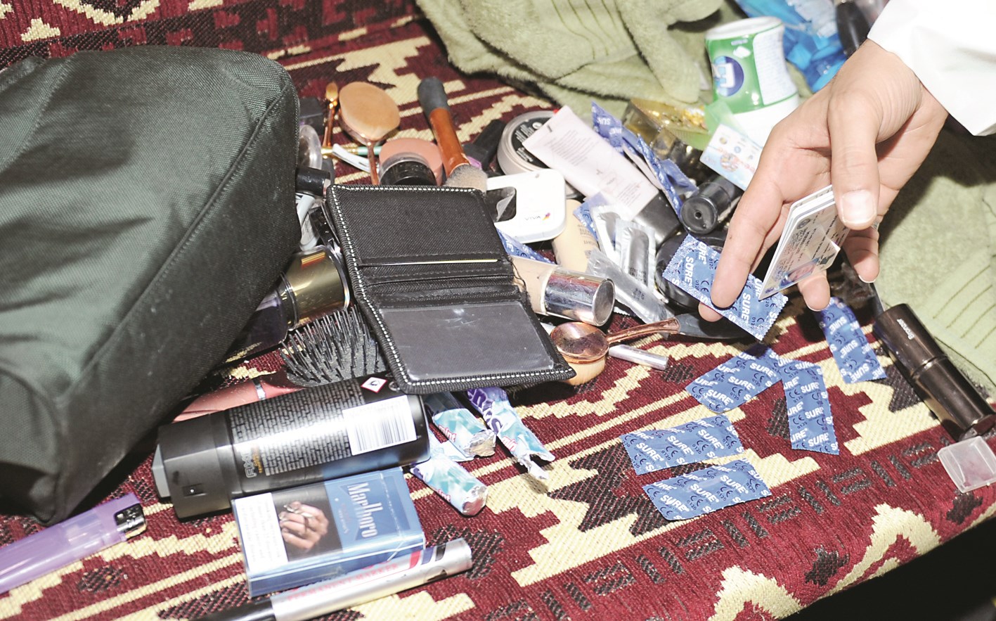 أحد أعضاء الفريق يعاين أدوات مضبوطة