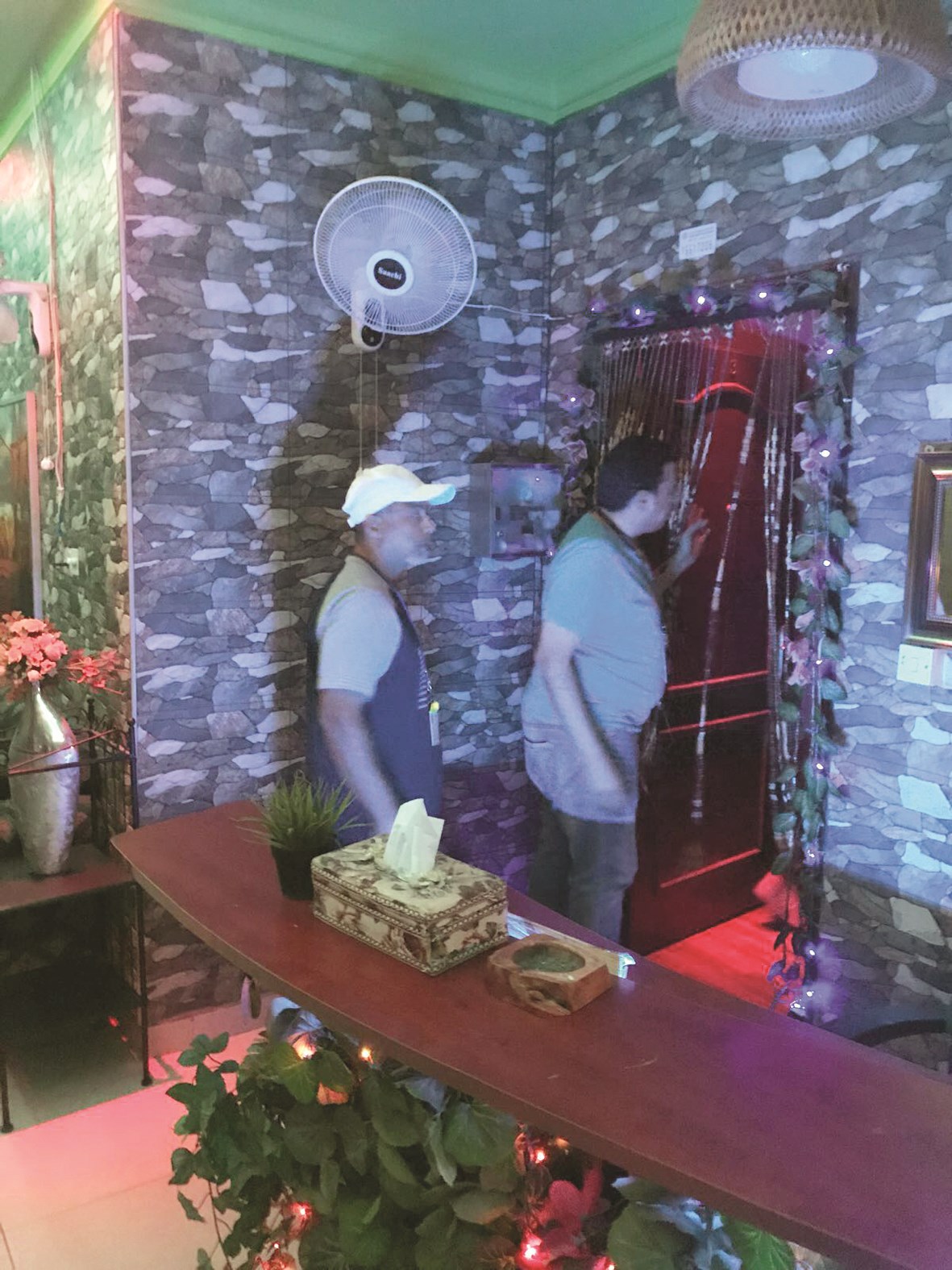 فريق اللجنة داخل أحد المعاهد في السالمية